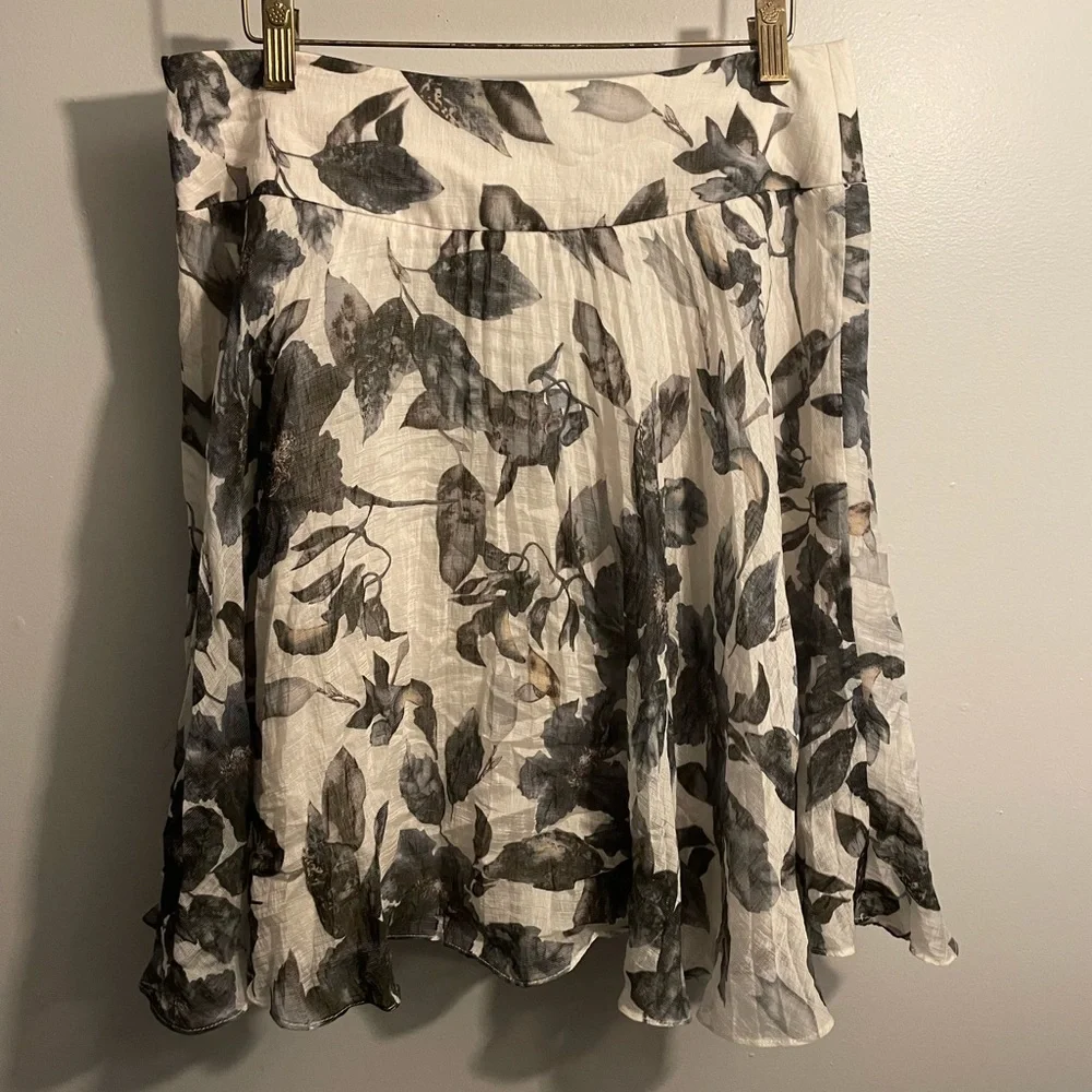 Ann Taylor’s A line  grey and white floral skirt 6 - Picture 2 of 3